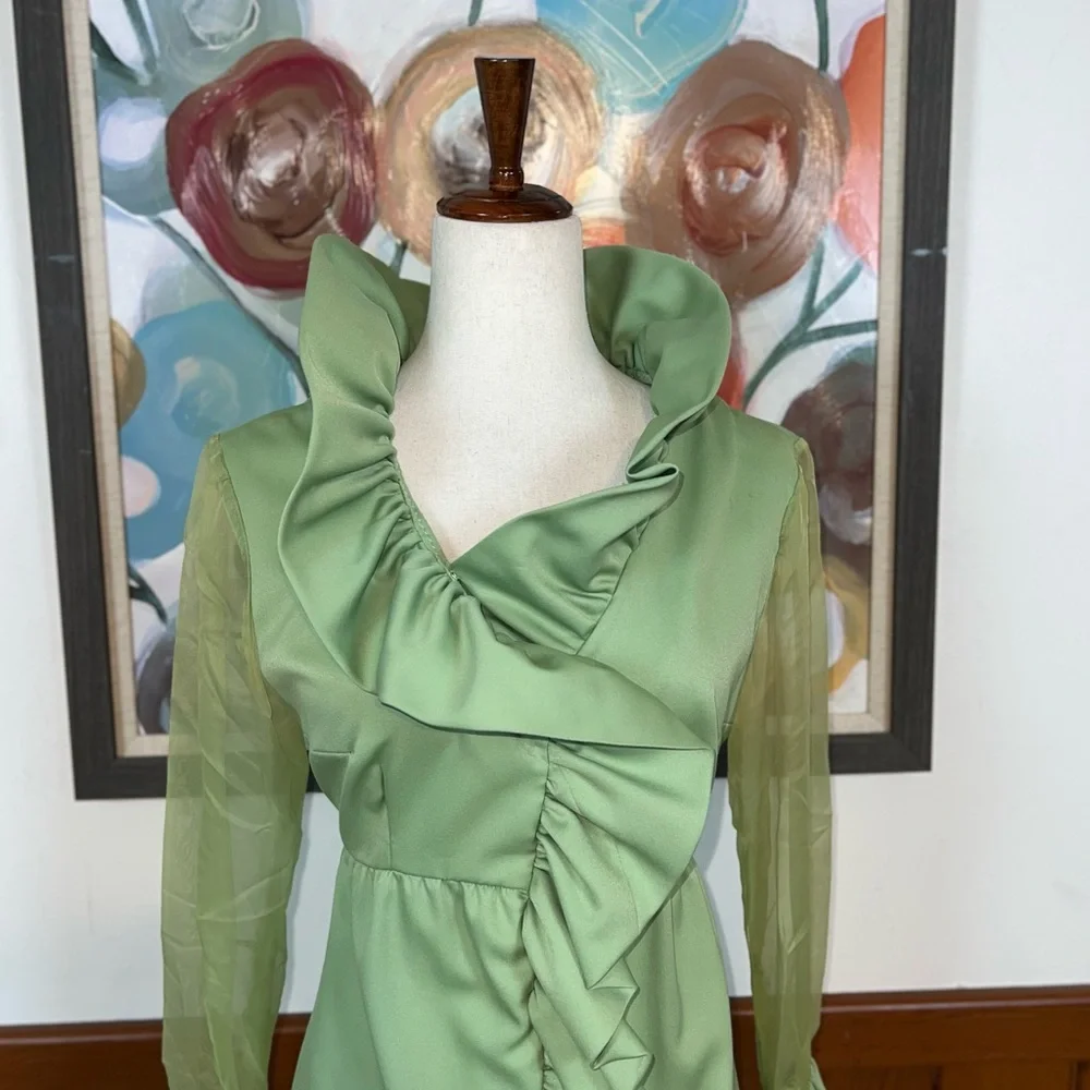 Adorable Vintage 1970s Green Ruffle Mini Dress! - Picture 4 of 6